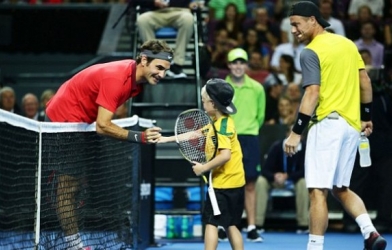 VIDEO: Cậu bé 6 tuổi đọ tài cùng Roger Federer