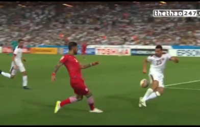 VIDEO: Màn tái hiện pha chạm bóng 'thần thánh' của huyền thoại Denis Bergkamp