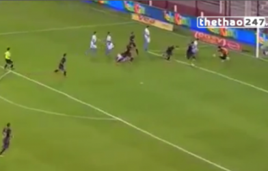 Video hài hước: Bàn thắng siêu lộn xộn tại giải VĐ Argentina
