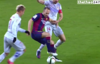 VIDEO: Cận cảnh pha lừa bóng sở trường của Iniesta vs Atletico