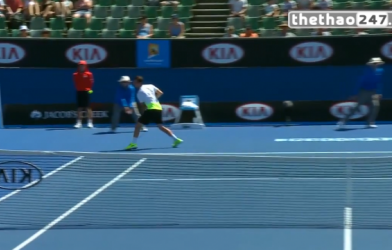 VIDEO: Chú bé nhặt bóng bị 'thương nặng' phải rời sân sau cú phát bóng trái phá