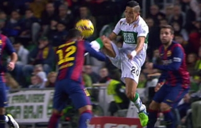 VIDEO: Sao trẻ Barca nhận cú kung-fu thẳng mặt