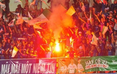 CĐV đốt pháo sáng, HAGL bị phạt 15 triệu đồng