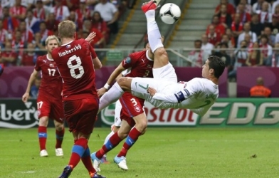 VIDEO: Những pha 'ngả bàn đèn' đẹp mắt nhất thế giới