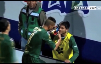 VIDEO: Ăn mừng bàn thắng cực dị, cầu thủ rút giày gọi điện thoại cho người thân