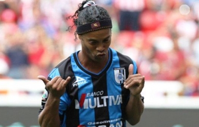 HLV trách Ronaldinho lười chạy