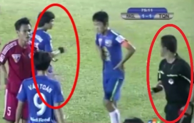 VIDEO: Công Phượng bị trọng tài chỉ trích vì vỗ tay ăn mừng thẻ đỏ của đối phương