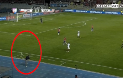 VIDEO: HLV tuyển Mỹ đánh gót hai quả bóng cùng lúc