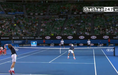 VIDEO: Tai nạn giao bóng hài hước tại Australian Open 2015