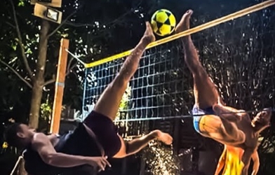 VIDEO: Ronaldinho trổ tài chơi bóng chuyền bằng chân cực đỉnh