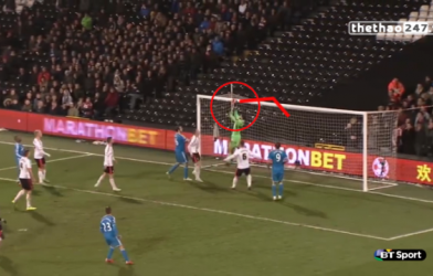 VIDEO: Thủ môn phản lưới sau pha bắt bóng thảm họa ở vòng 4 FA Cup