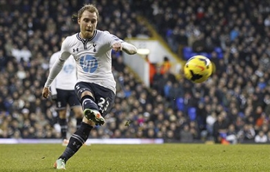 VIDEO: Sao Tottenham Christian Eriksen đá phạt không thua gì David Beckham