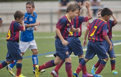 VIDEO: Sao nhí Barca tái hiện cú sút không cần đà của Ronaldinho
