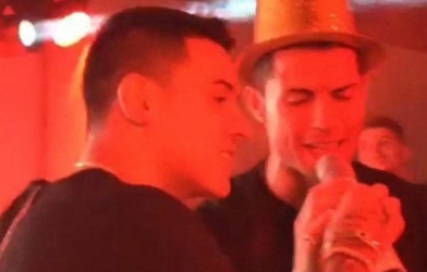 VIDEO: Ronaldo trổ tài ca hát cực đỉnh trong lễ sinh nhật