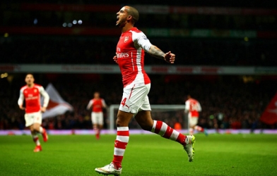 Walcott giúp Arsenal hất cẳng Man Utd khỏi top 4