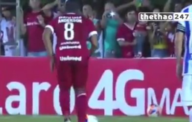VIDEO: Anderson lỡ bàn thắng ra mắt đội bóng mới vì sút hỏng pen