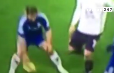 VIDEO: Ivanovic tẽn tò vì bị cầu thủ Everton xâu kim