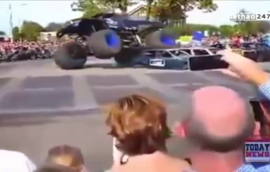 VIDEO: Đâm vào đám đông, quái vật 4 bánh khiến 3 khán giả thiệt mạng