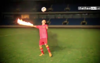 VIDEO: Màn biểu diễn tâng bóng lửa ấn tượng của nghệ sỹ Việt