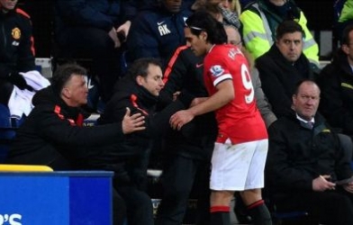 Falcao 'thái độ' với HLV Van Gaal khi bị thay ra sớm