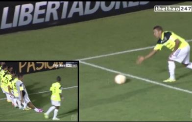 VIDEO: Siêu phẩm và màn ăn mừng hài hước theo phong cách bowling