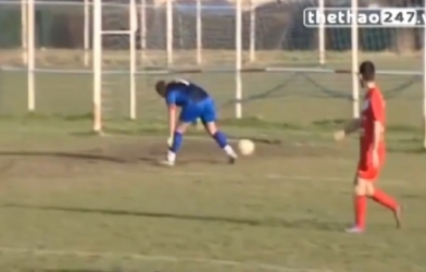 VIDEO: Pha phản lưới tồi tệ nhất của 1 thủ môn