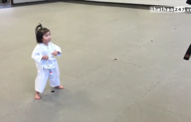VIDEO: Bất ngờ với bài tập của nữ võ sỹ taekwondo 3 tuổi