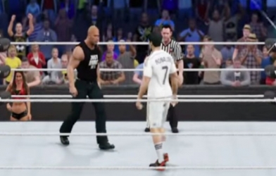 VIDEO: Hài hước màn đại chiến giữa Ronaldo và Dwayne Johnson trên võ đài WWE