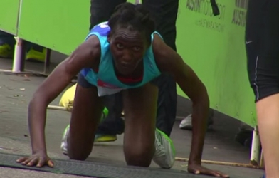 VIDEO: VĐV điền kinh cố bò về đích khi đã bị ngã quỵ