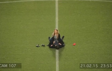 Đôi nam nữ lẻn vào sân bóng diễn cảnh nóng