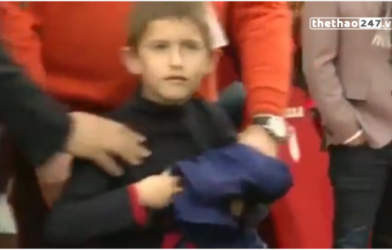 VIDEO: Fan nhí trốn ông xuống sân để gặp và xin áo của thần tượng Suarez