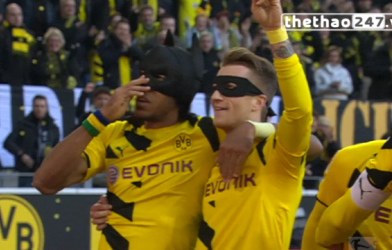 VIDEO: Aubameyang và Reus hóa trang thành Batman & Robin sau khi ghi bàn