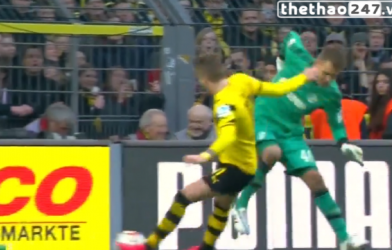 VIDEO: Sai lầm ngớ ngẩn của thủ thành Schalke khi đối đầu với Marco Reus