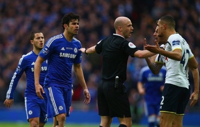 VIDEO: Diego Costa liên tục giở ''thói côn đồ'' trong trận gặp Tottenham