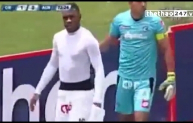 VIDEO: Cầu thủ giận dỗi bỏ thi đấu vì bị phân biệt chủng tộc