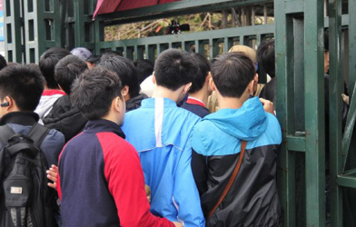 NHM đội mưa mua vé xem U23 Việt Nam