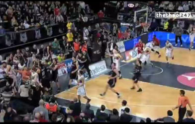 VIDEO: Ẩu đả kinh hoàng trọng tài đuổi tất cả cầu thủ của 2 đội