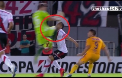 VIDEO: Cầu thủ nằm cáng rời sân sau pha va chạm kinh hoàng với đồng đội