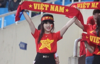 Fan nữ xinh đẹp đội mưa đến sân tiếp sức cho ĐT U23 Việt Nam