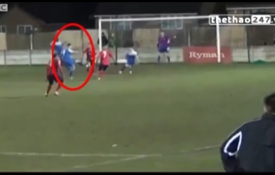 VIDEO: 'Siêu HLV' vào sân ghi bàn và cản phá penalty