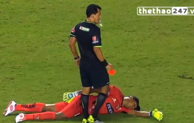 VIDEO: Vào bóng thô bạo, thủ môn giả vờ bất tỉnh để tránh thẻ đỏ