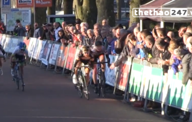 VIDEO: CĐV cho tay đua xe đo đất khi chỉ còn cách vạch đích vài mét