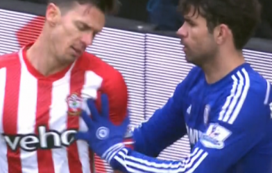 VIDEO: Bị kèm chặt, Costa lại gây sự với hậu vệ và thủ môn Southampton