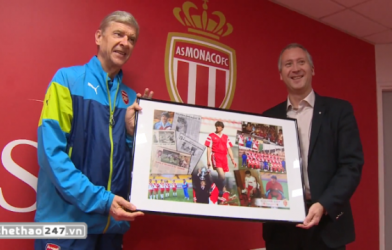 VIDEO:  HLV Wenger được BLĐ Monaco tặng quà ngày trở lại