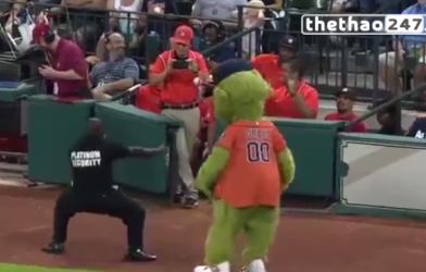 Video hài hước: Choáng với màn thi nhẩy của hoạt náo viên và ... anh bảo vệ