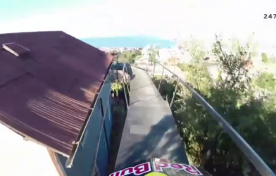 Video đua xe: Màn đổ đèo rùng rợn nhất từng thấy