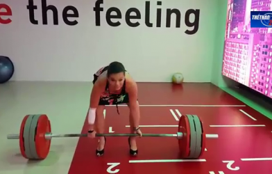 VIDEO: Người đẹp trả giá đắt vì đi giày cao gót khi nâng tạ