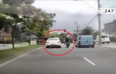 VIDEO: Biker đạp nhau với ô tô và cái kết 'đắng lòng'
