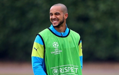 Đòi tăng lương, Walcott sắp rời Arsenal