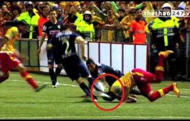 VIDEO: Quá đen khi vừa bị phạm lỗi, lại ăn ngay cú sút thẳng mặt